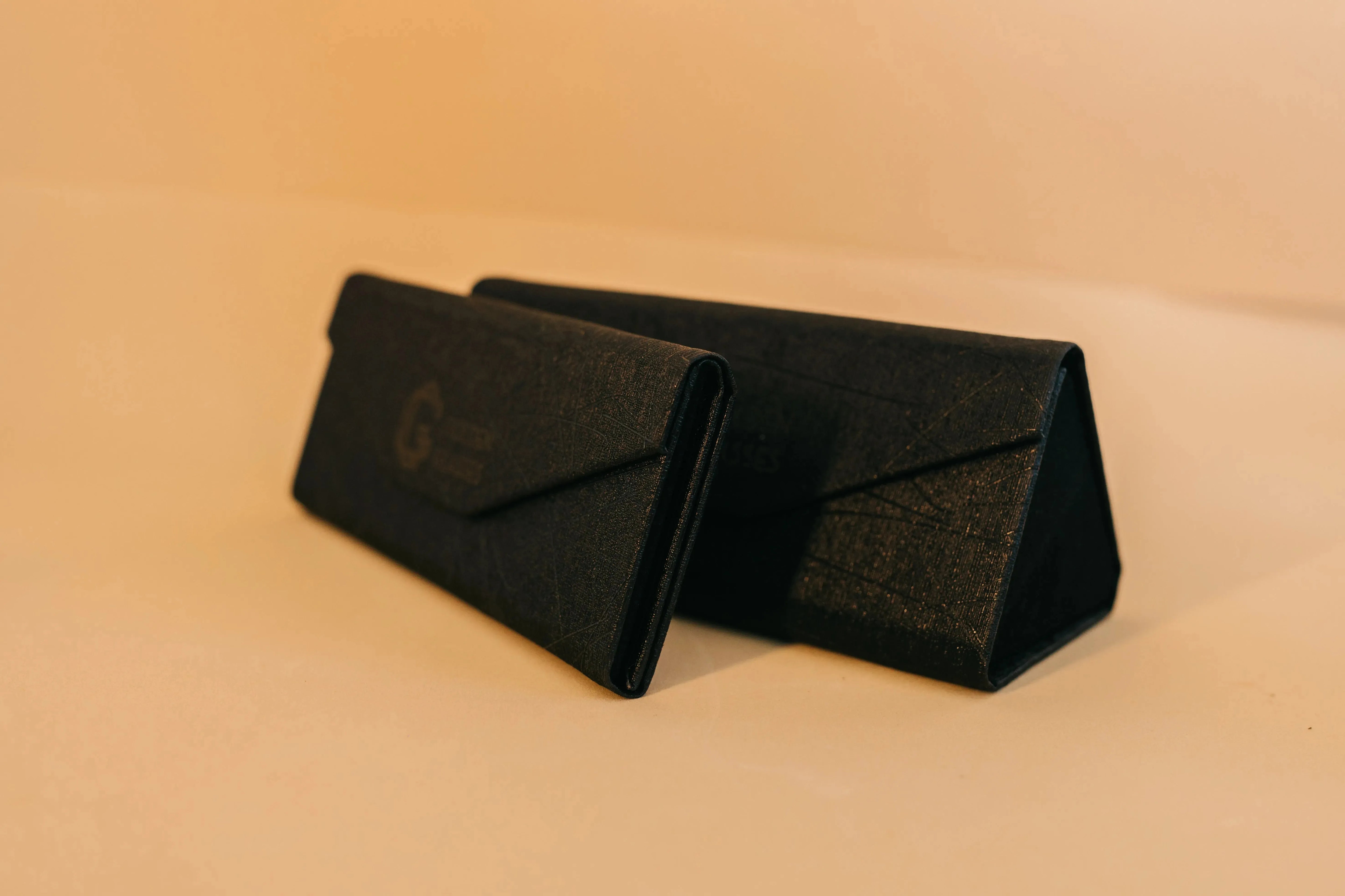 Case/Estojo Triangular - Golden Glasses